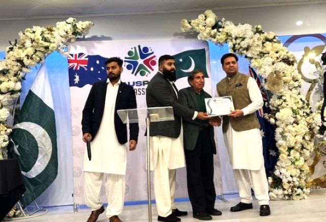 A group of men on a stage

AI-generated content may be incorrect.