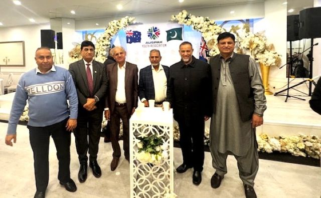 A group of men standing in front of a podium

AI-generated content may be incorrect.