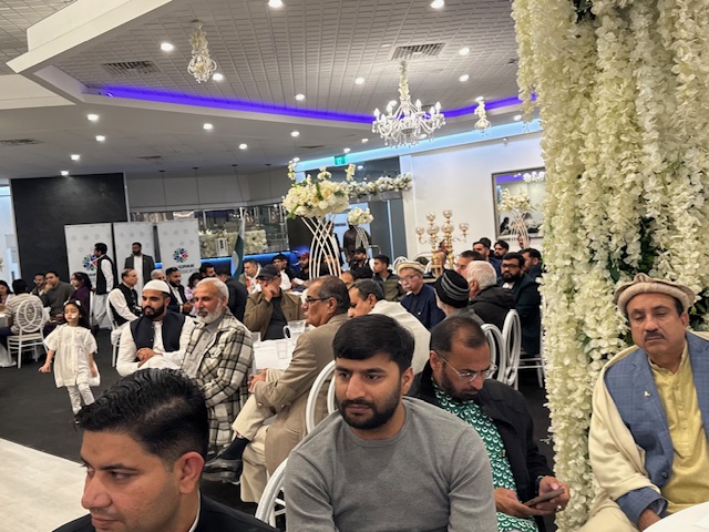 A group of people sitting in chairs

AI-generated content may be incorrect.