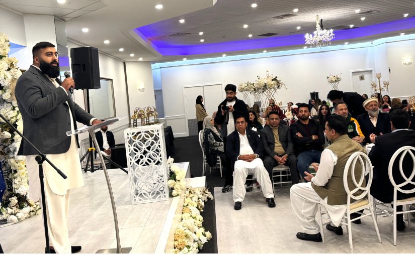 A person standing in front of a crowd of people

AI-generated content may be incorrect.