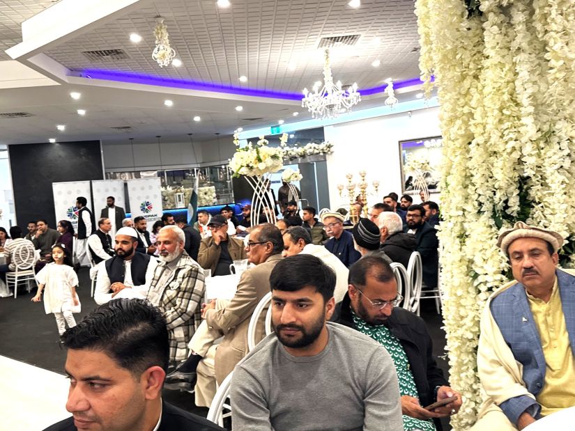 A group of people sitting in chairs

AI-generated content may be incorrect.