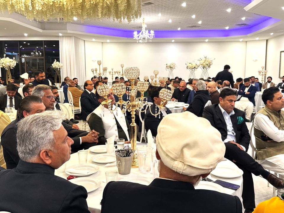 A group of people sitting at tables

AI-generated content may be incorrect.