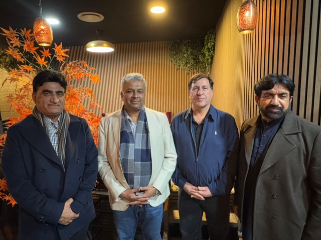 A group of men standing together

AI-generated content may be incorrect.