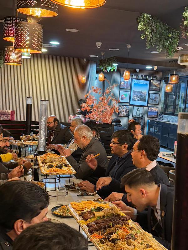 A group of people eating at a restaurant

AI-generated content may be incorrect.