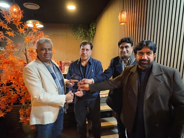 A group of men standing in a room

AI-generated content may be incorrect.