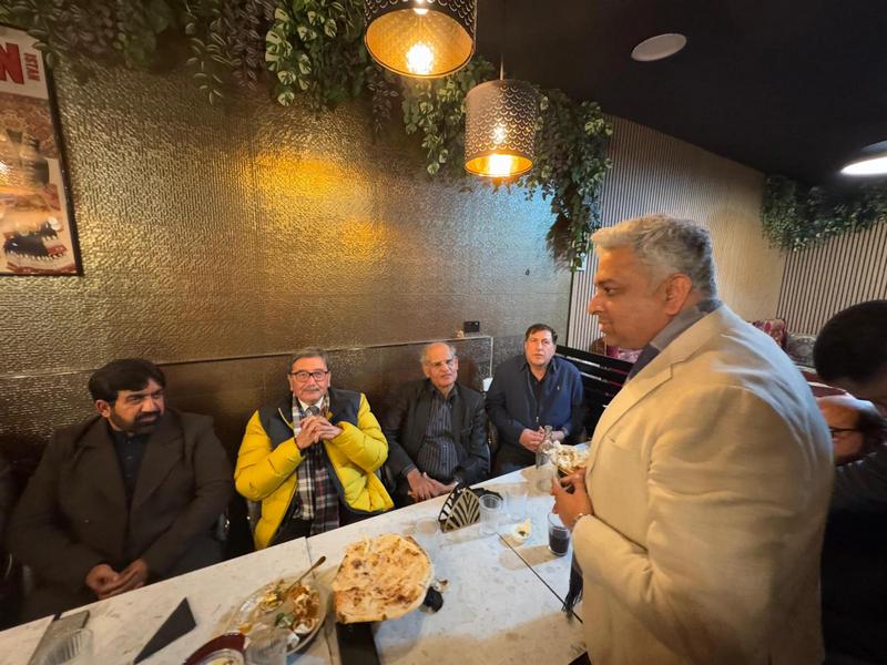 A person talking to a group of people

AI-generated content may be incorrect.