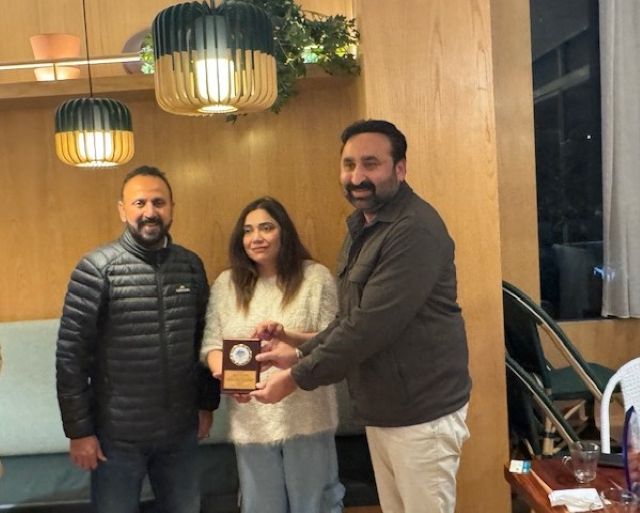 A group of people posing for a photo

AI-generated content may be incorrect.