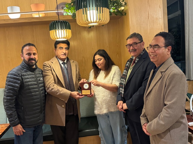 A group of people standing in a room

AI-generated content may be incorrect.