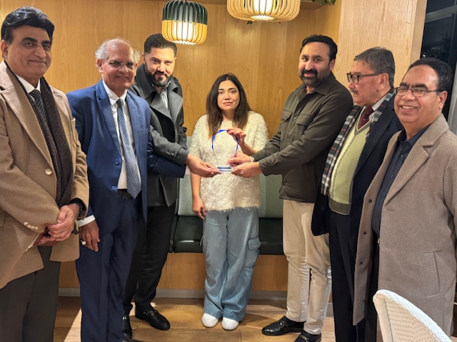 A group of people standing together

AI-generated content may be incorrect.