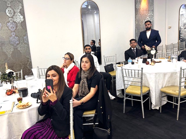 A group of people sitting at tables

AI-generated content may be incorrect.