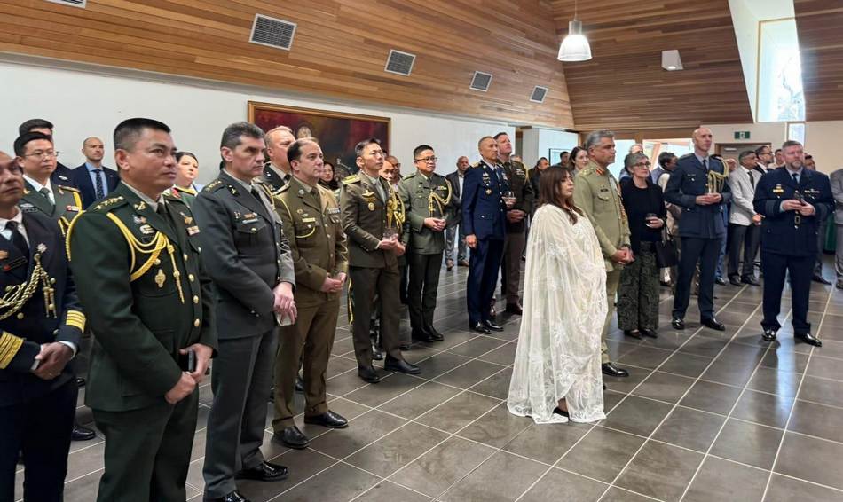 A group of people standing in a room

AI-generated content may be incorrect.