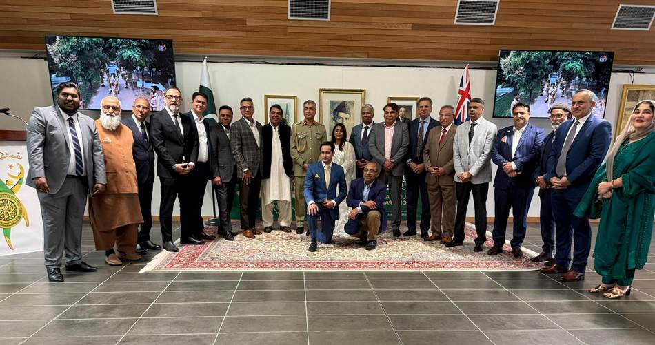 A group of men in suits

AI-generated content may be incorrect.