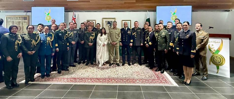 A group of people in military uniforms

AI-generated content may be incorrect.