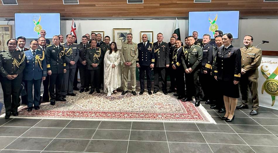 A group of people in military uniforms

AI-generated content may be incorrect.