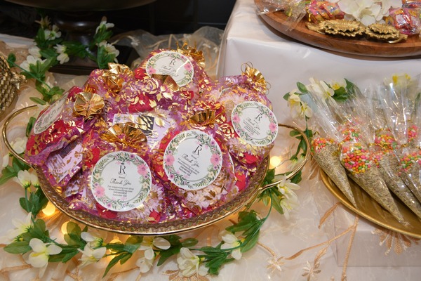 A tray of candy on a table

AI-generated content may be incorrect.
