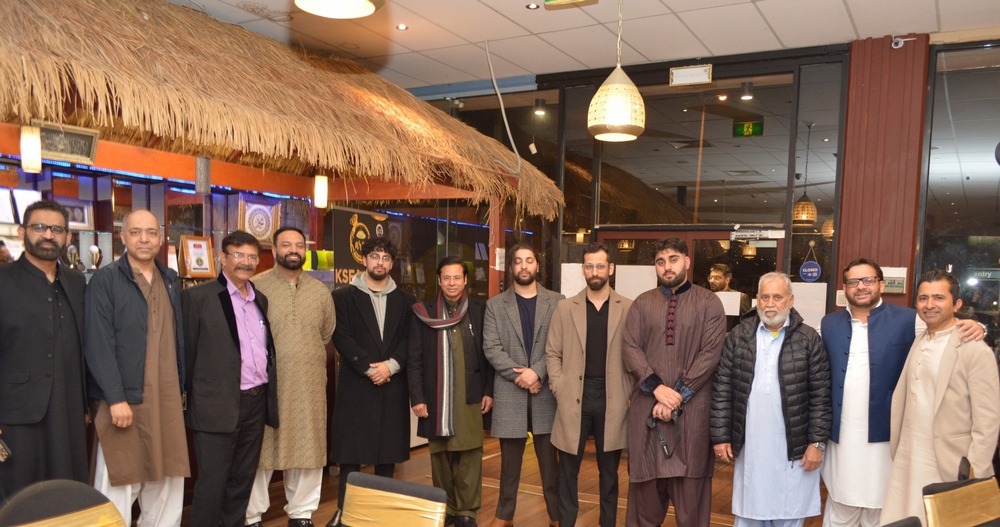 A group of men standing in a room

AI-generated content may be incorrect.