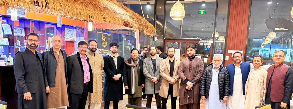 A group of men standing in a room

AI-generated content may be incorrect.