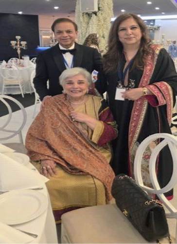 A group of people posing for a photo

AI-generated content may be incorrect.