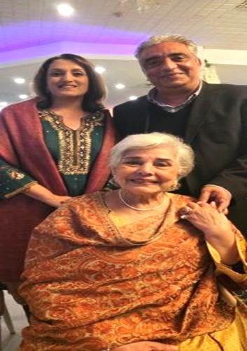 A group of people posing for a photo

AI-generated content may be incorrect.