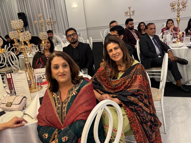 A group of people sitting at tables

AI-generated content may be incorrect.