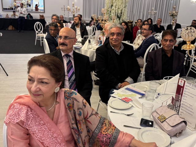 A group of people sitting at tables

AI-generated content may be incorrect.