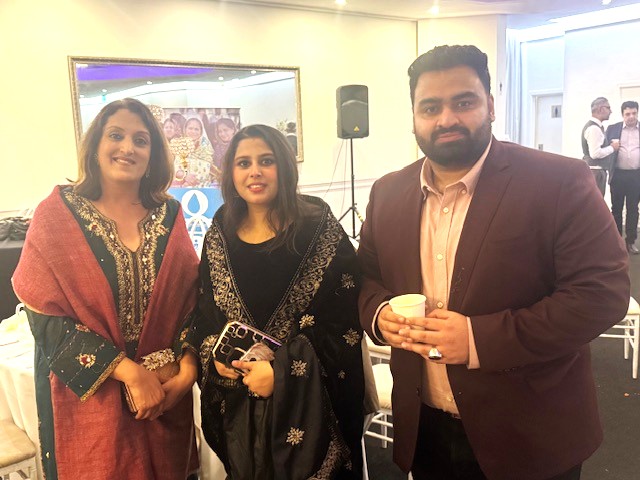 A group of people standing together

AI-generated content may be incorrect.