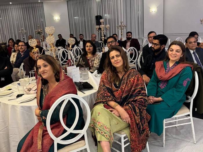 A group of people sitting at a table

AI-generated content may be incorrect.