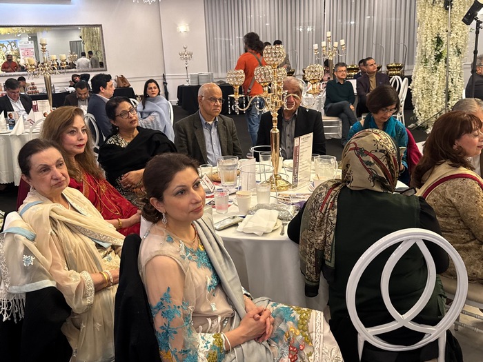 A group of people sitting at tables

AI-generated content may be incorrect.