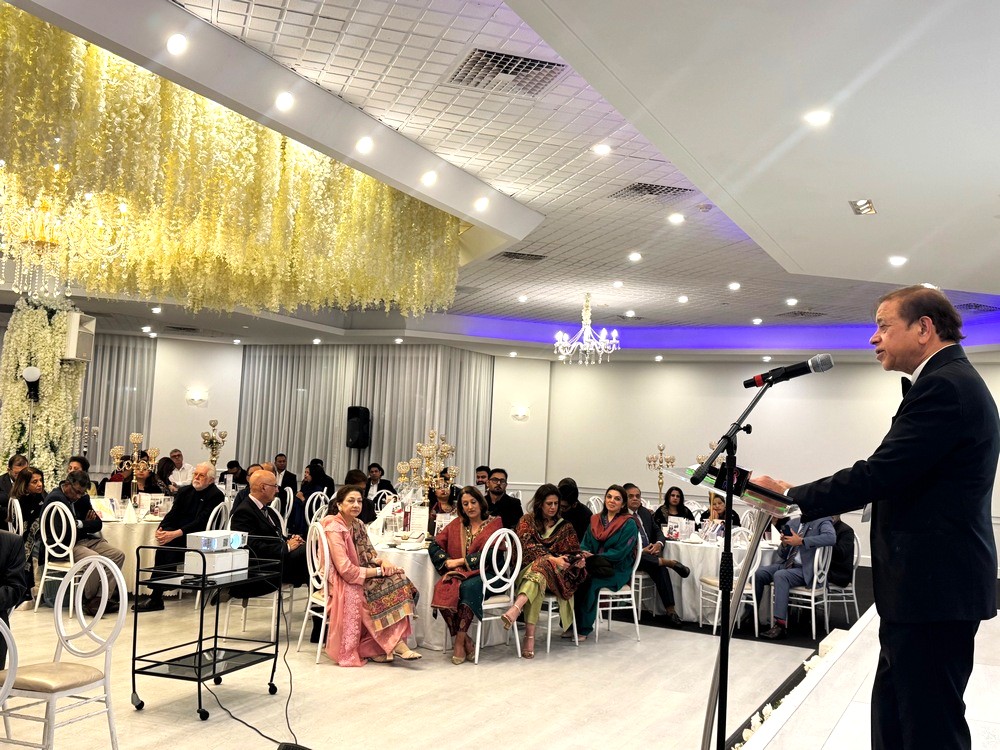 A person standing in front of a microphone

AI-generated content may be incorrect.