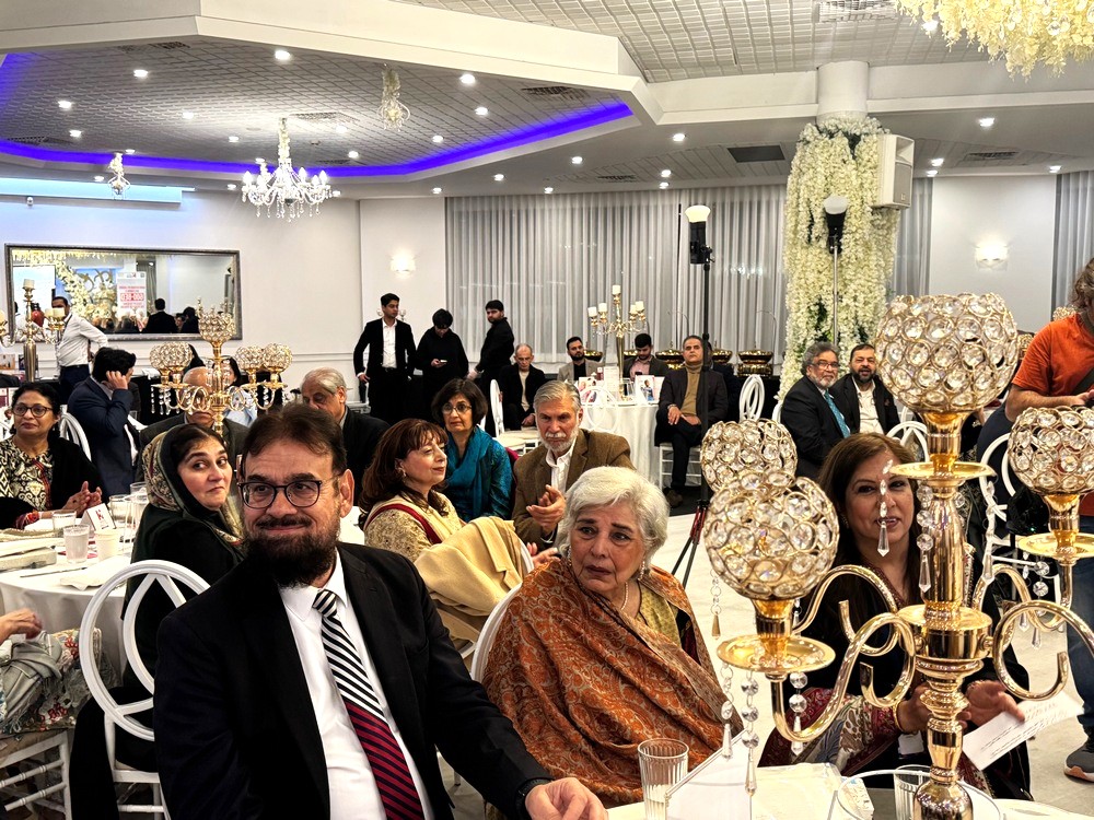 A group of people sitting at tables

AI-generated content may be incorrect.