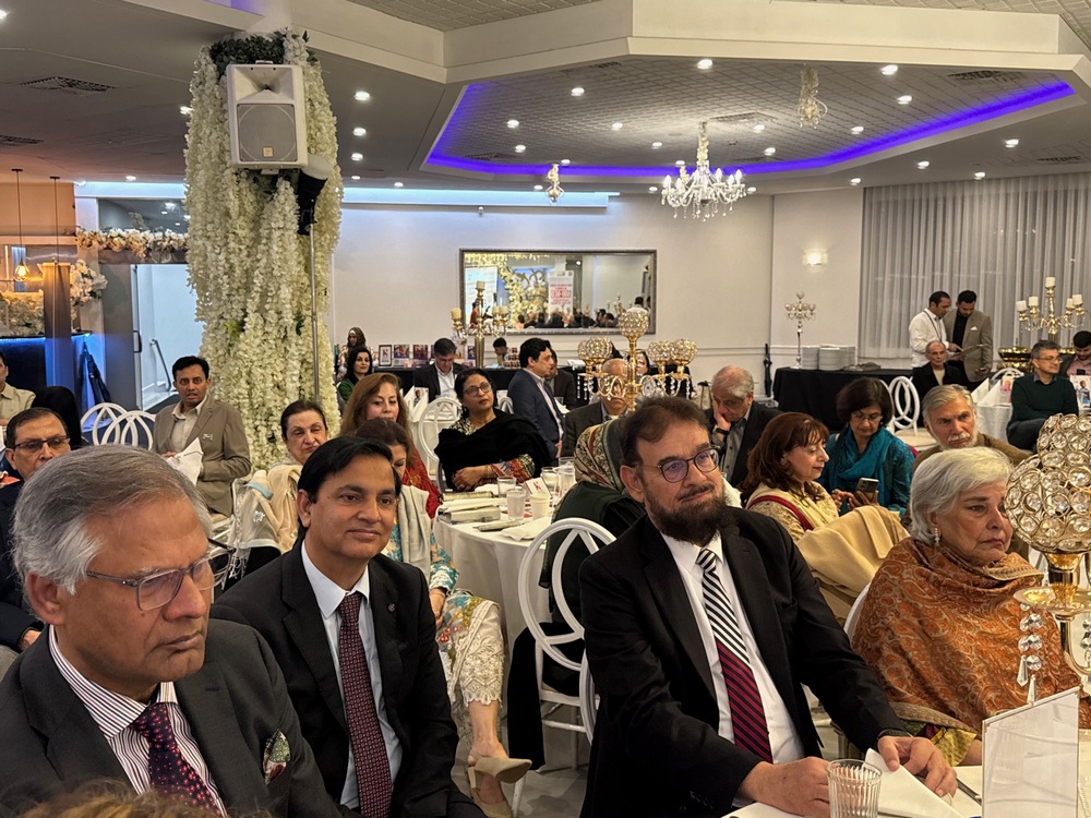 A group of people sitting at tables

AI-generated content may be incorrect.