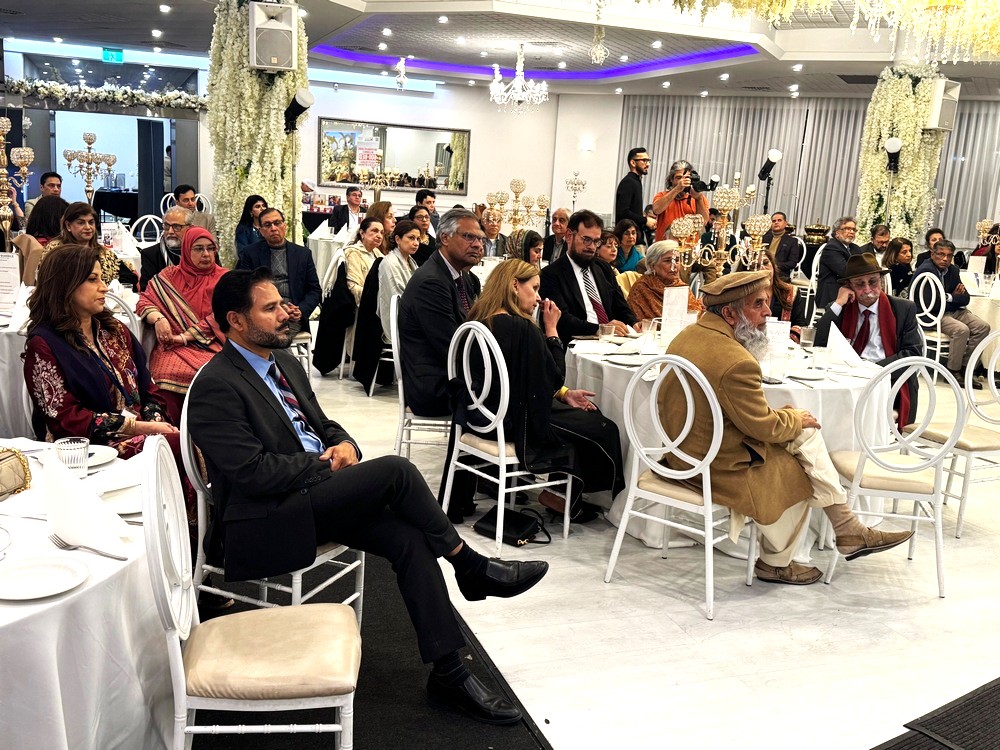 A group of people sitting in chairs

AI-generated content may be incorrect.