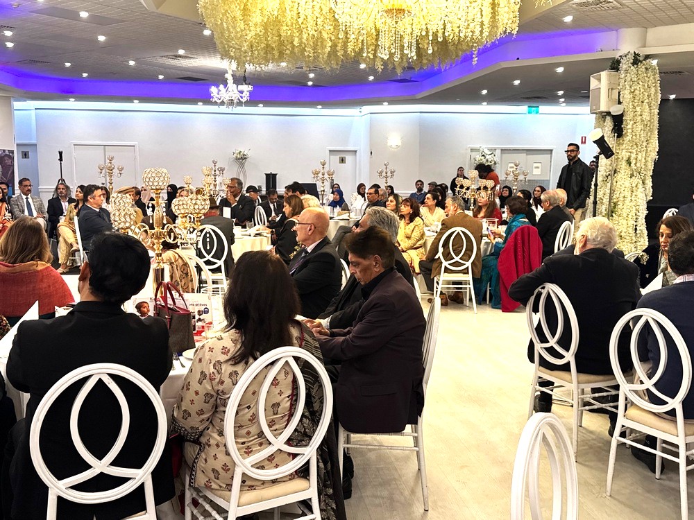 A group of people sitting at tables in a room

AI-generated content may be incorrect.