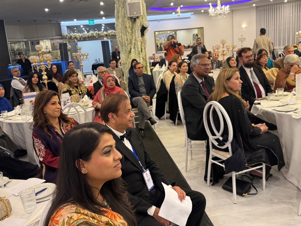 A group of people sitting in a room

AI-generated content may be incorrect.