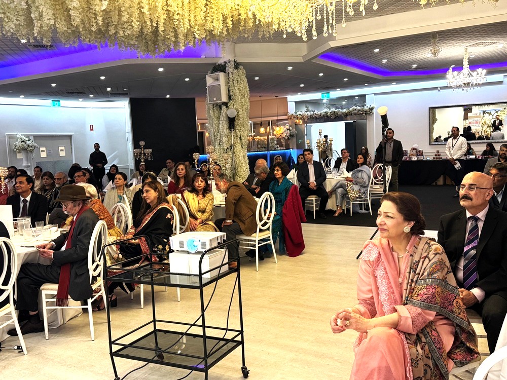 A group of people sitting in chairs in a room

AI-generated content may be incorrect.