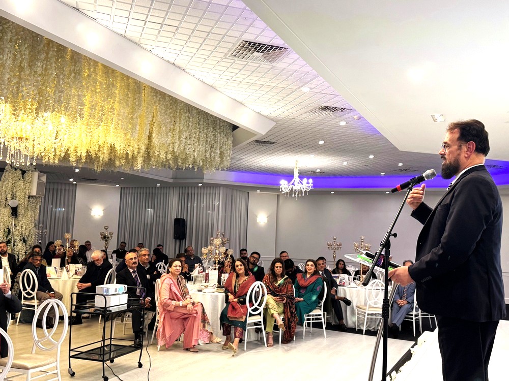 A person speaking into a microphone in front of a crowd of people

AI-generated content may be incorrect.