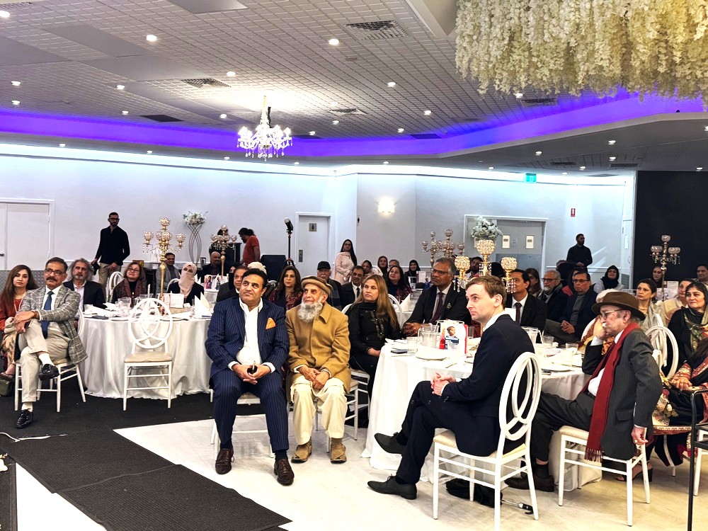 A group of people sitting in a room

AI-generated content may be incorrect.