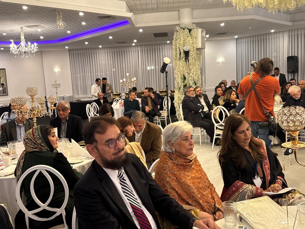 A group of people sitting at tables

AI-generated content may be incorrect.