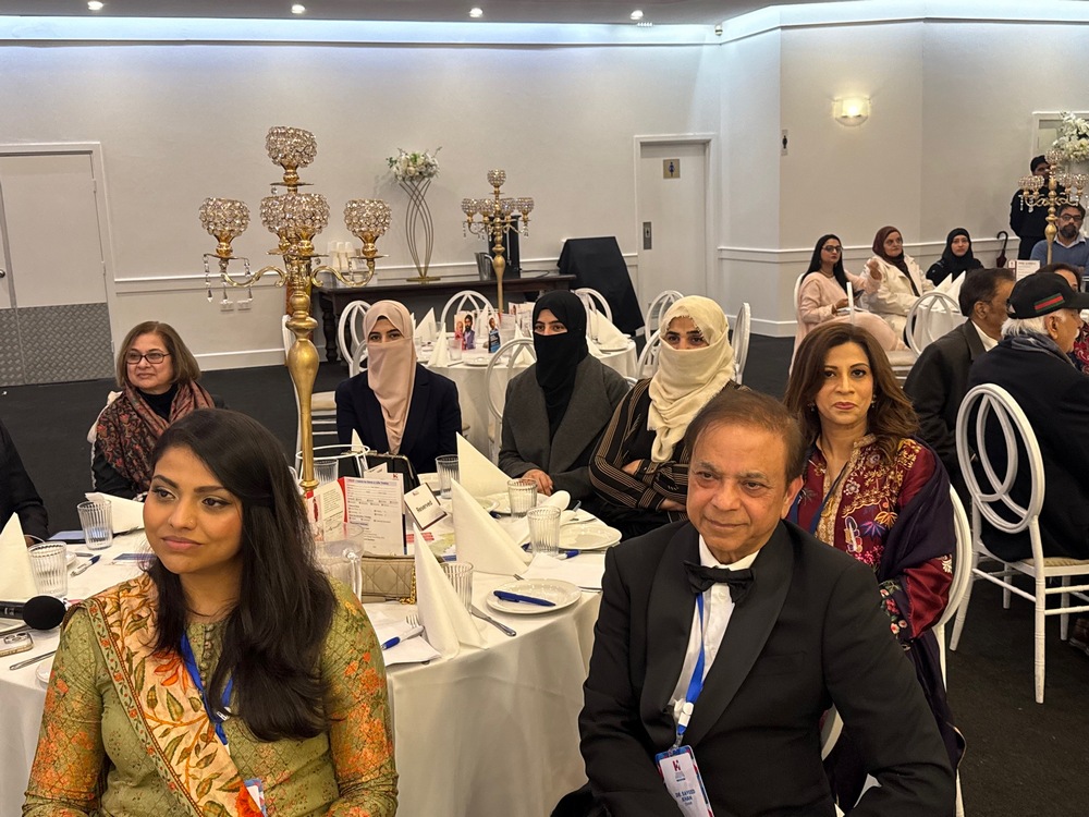 A group of people sitting at a table

AI-generated content may be incorrect.