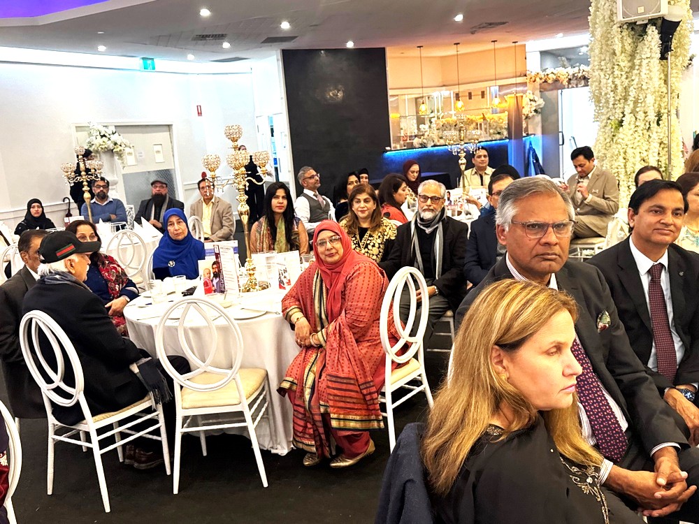 A group of people sitting at a table

AI-generated content may be incorrect.