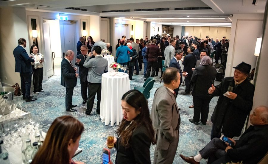 A group of people in a room

AI-generated content may be incorrect.