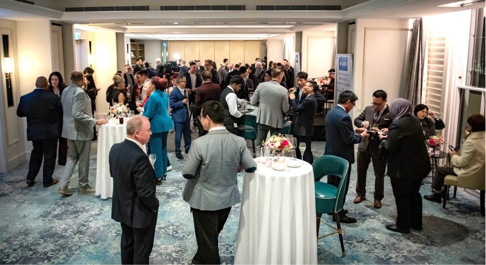 A group of people in a room

AI-generated content may be incorrect.