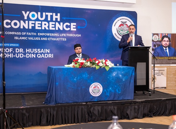 A group of men on a stage

AI-generated content may be incorrect.