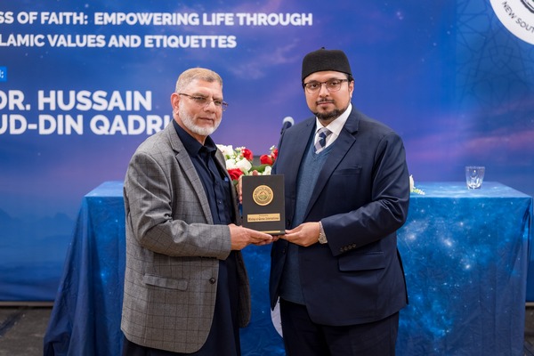 Two men holding a plaque

AI-generated content may be incorrect.