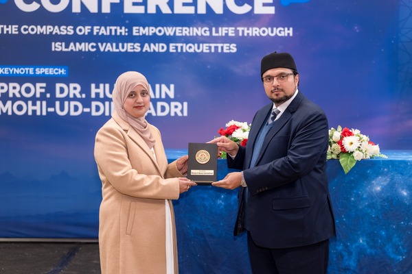 A person and person holding a plaque

AI-generated content may be incorrect.