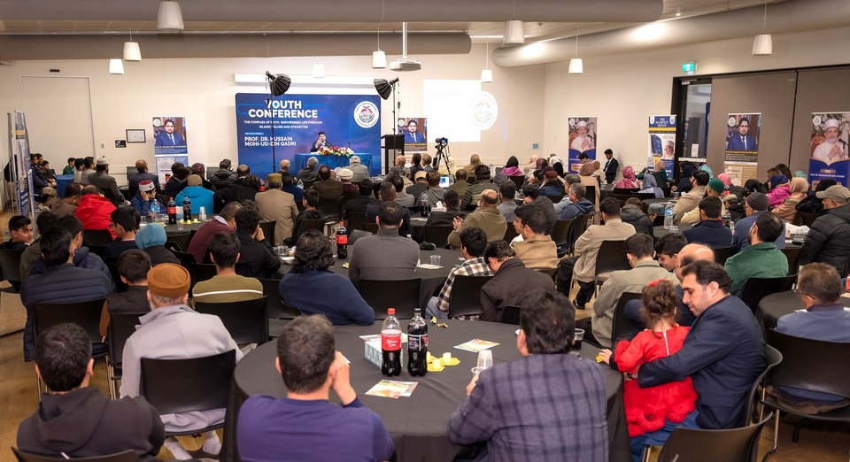 A group of people sitting at tables

AI-generated content may be incorrect.