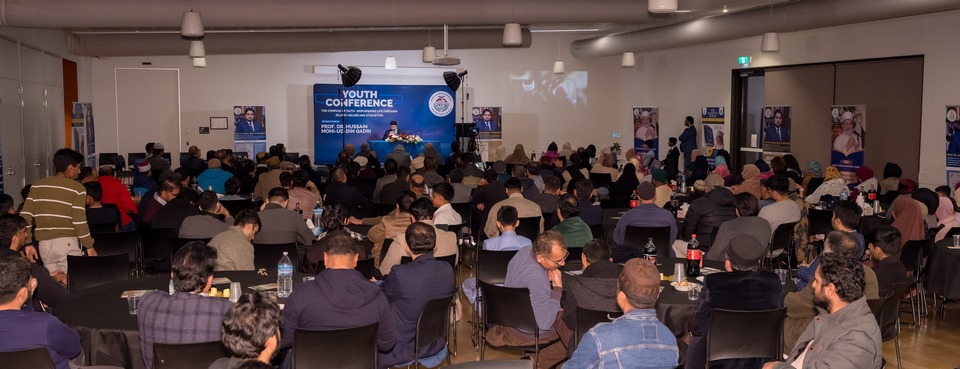 A group of people sitting in chairs in a room

AI-generated content may be incorrect.