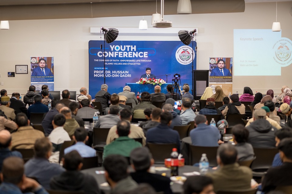 A group of people in a room

AI-generated content may be incorrect.