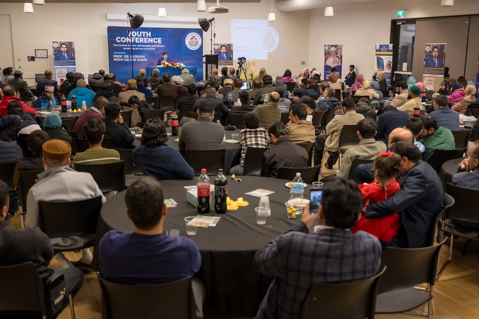 A group of people sitting at tables in a room

AI-generated content may be incorrect.