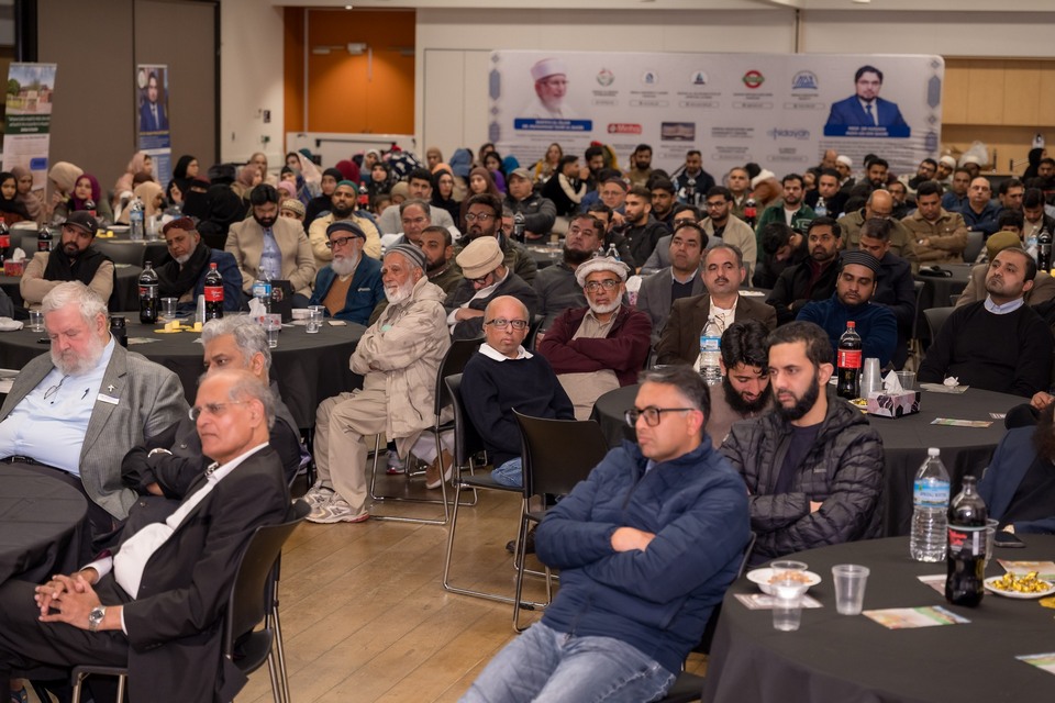 A large group of people sitting in chairs

AI-generated content may be incorrect.